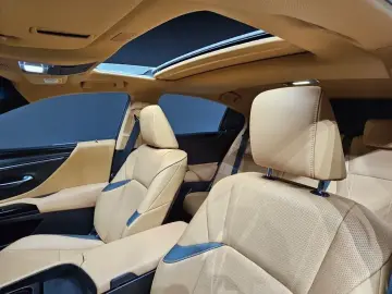 2023 Lexus ES с пробегом 22 564 км