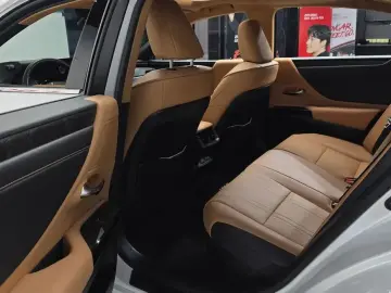2024 Lexus ES с пробегом 37 267 км