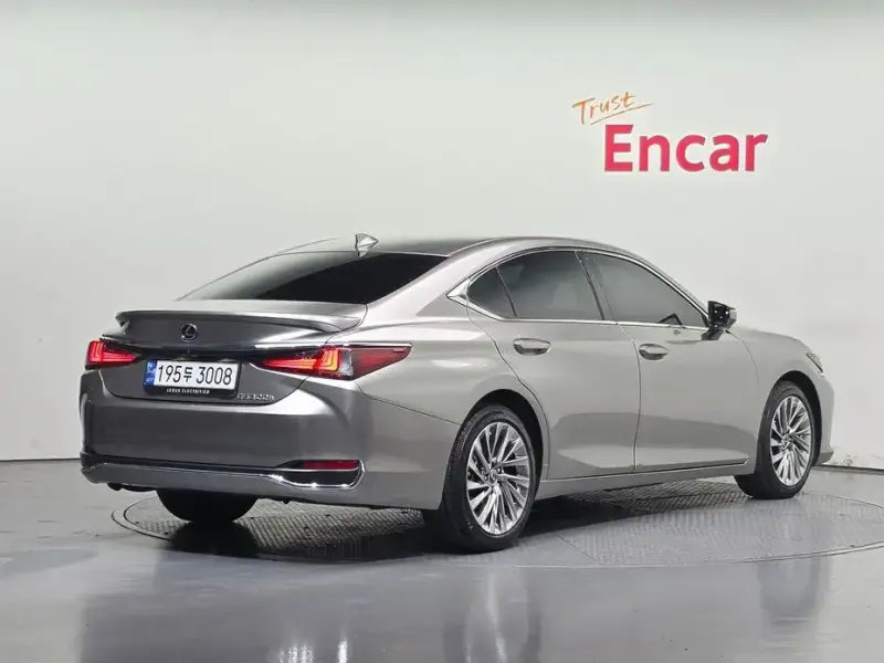 2023 Lexus ES с пробегом 43 564 км
