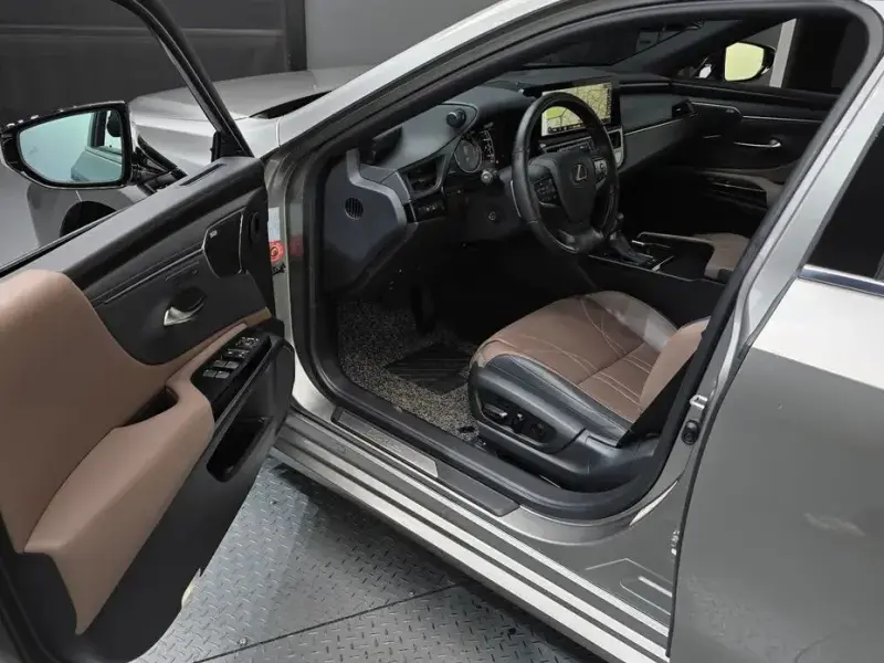 2023 Lexus ES с пробегом 43 564 км