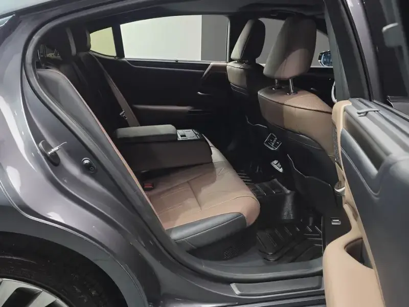 2024 Lexus ES с пробегом 42 751 км