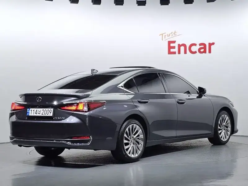 2022 Lexus ES с пробегом 127 883 км