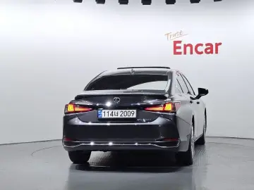 2022 Lexus ES с пробегом 127 883 км