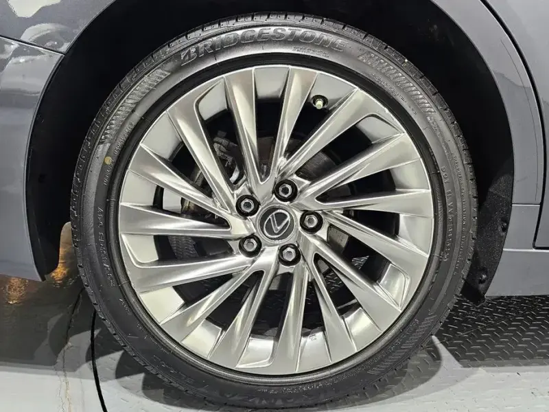 2022 Lexus ES с пробегом 127 883 км