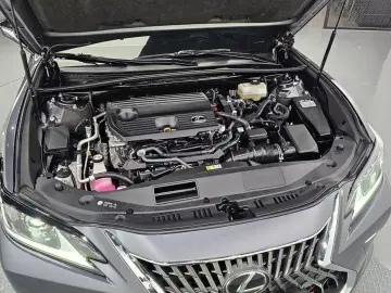 2022 Lexus ES с пробегом 127 883 км