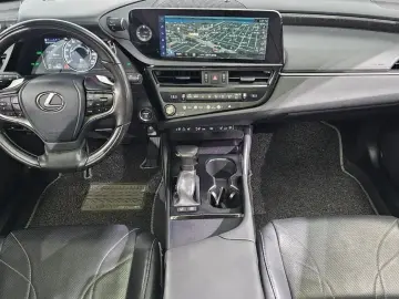 2022 Lexus ES с пробегом 127 883 км