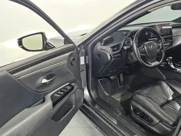 2022 Lexus ES с пробегом 127 883 км
