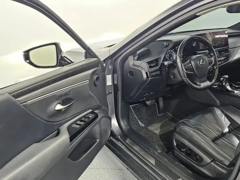 2022 Lexus ES с пробегом 127 883 км