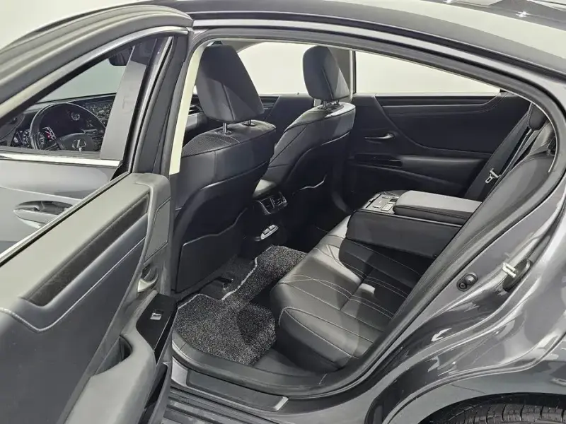 2022 Lexus ES с пробегом 127 883 км