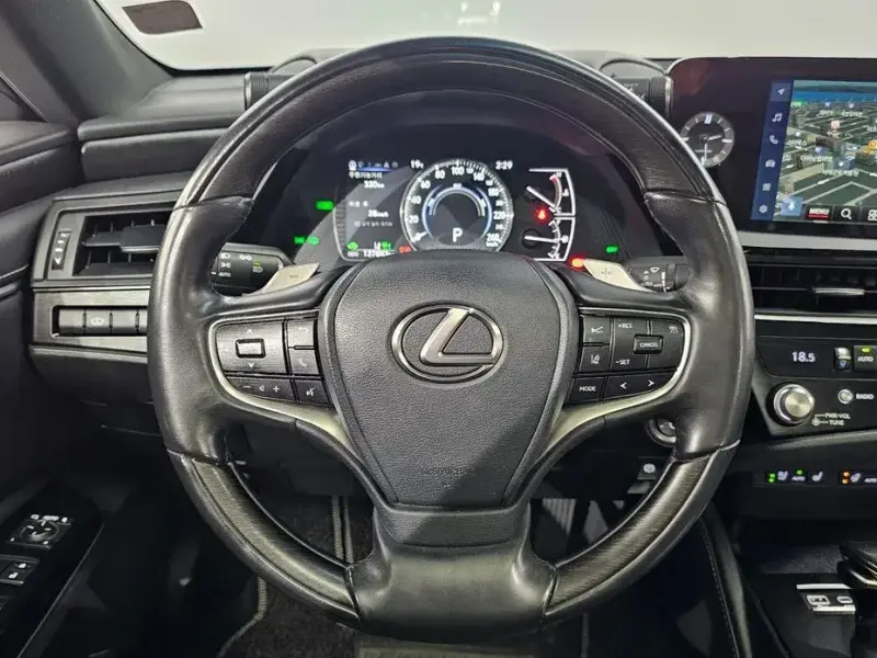 2022 Lexus ES с пробегом 127 883 км