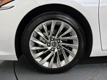 2024 Lexus ES с пробегом 22 107 км
