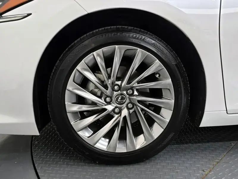 2024 Lexus ES с пробегом 22 107 км