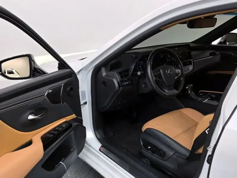 2024 Lexus ES с пробегом 22 107 км