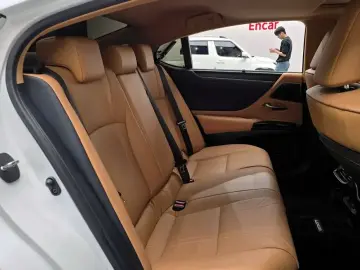 2024 Lexus ES с пробегом 22 107 км