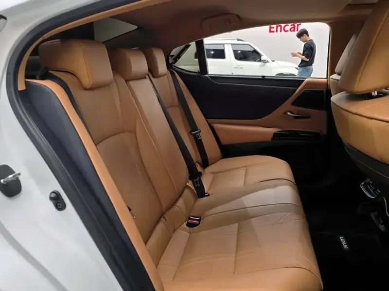 2024 Lexus ES с пробегом 22 107 км