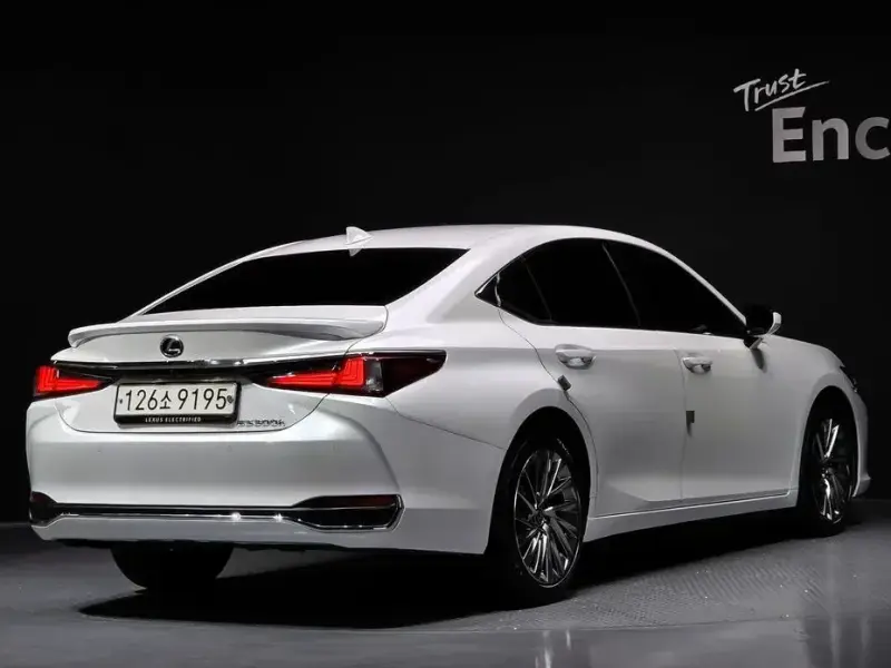 2023 Lexus ES с пробегом 57 759 км