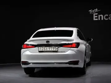 2023 Lexus ES с пробегом 57 759 км