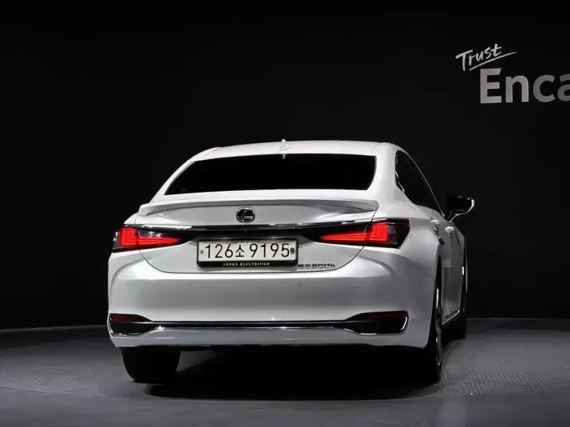 2023 Lexus ES с пробегом 57 759 км