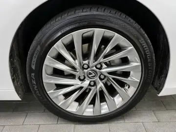 2023 Lexus ES с пробегом 57 759 км