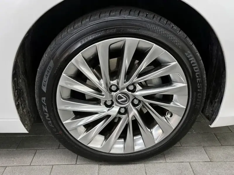 2023 Lexus ES с пробегом 57 759 км