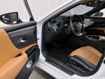 2023 Lexus ES с пробегом 57 759 км