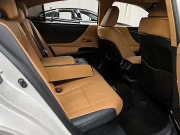 2023 Lexus ES с пробегом 57 759 км