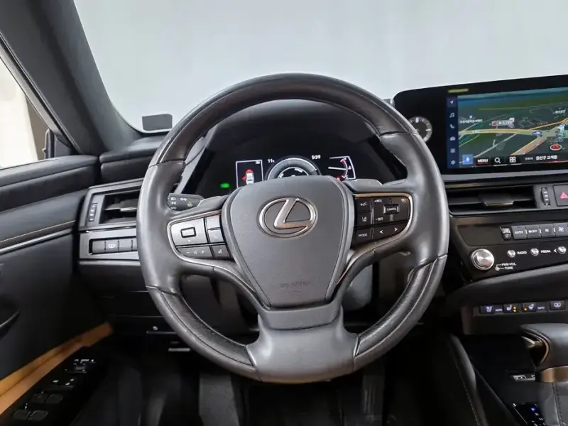 2023 Lexus ES с пробегом 57 759 км