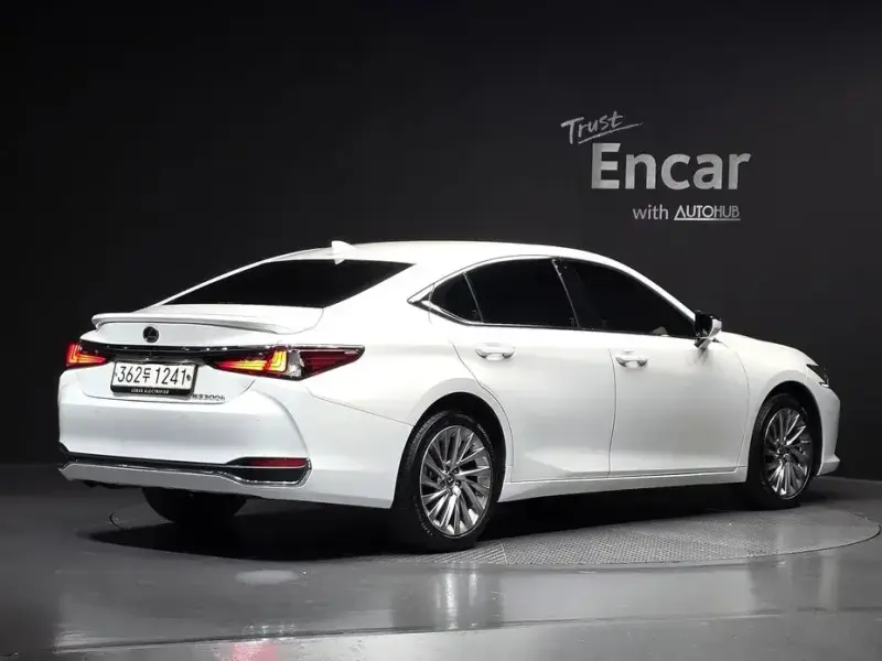 2024 Lexus ES с пробегом 27 310 км