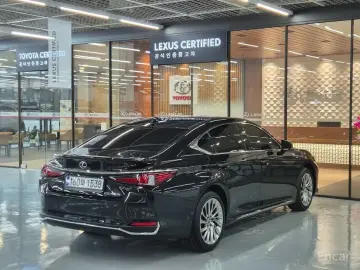 2025 Lexus ES с пробегом 4 839 км