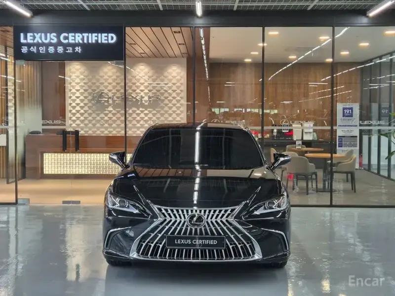 2025 Lexus ES с пробегом 4 839 км