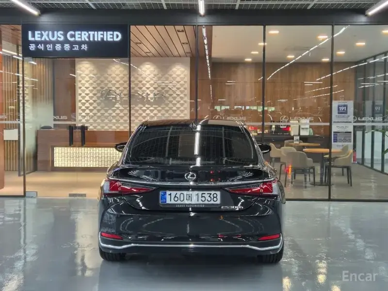 2025 Lexus ES с пробегом 4 839 км
