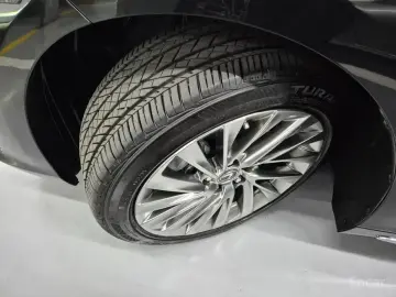 2025 Lexus ES с пробегом 4 839 км