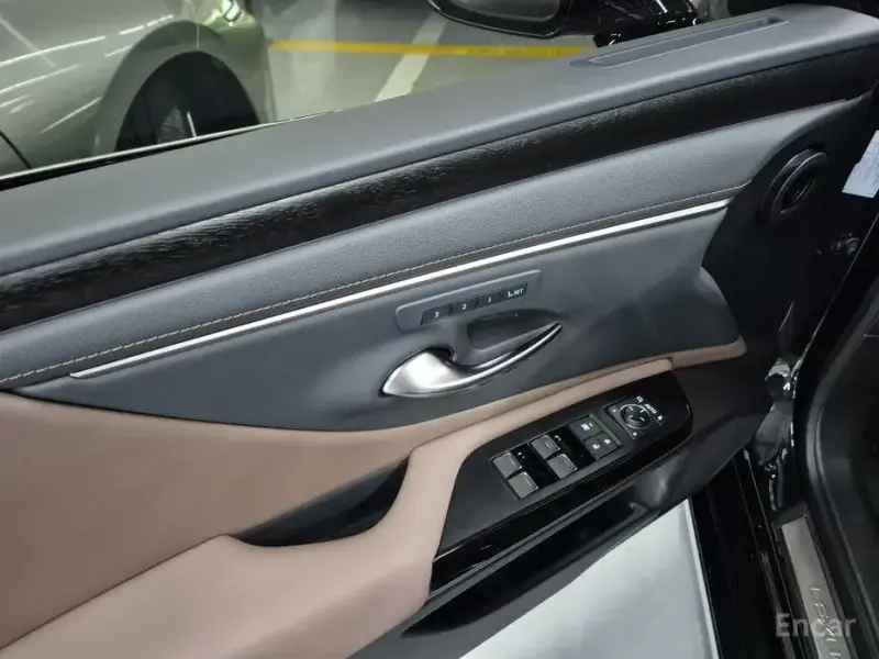 2025 Lexus ES с пробегом 4 839 км