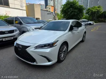 2024 Lexus ES с пробегом 15 700 км