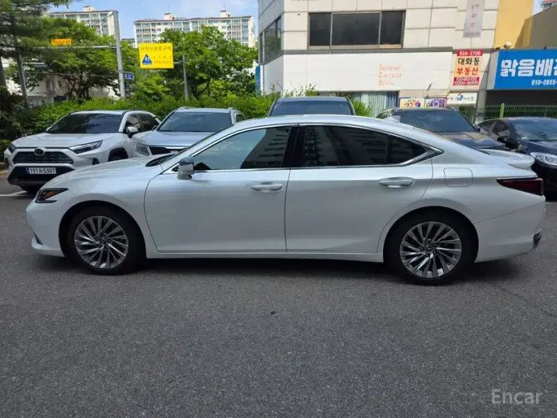 2024 Lexus ES с пробегом 15 700 км