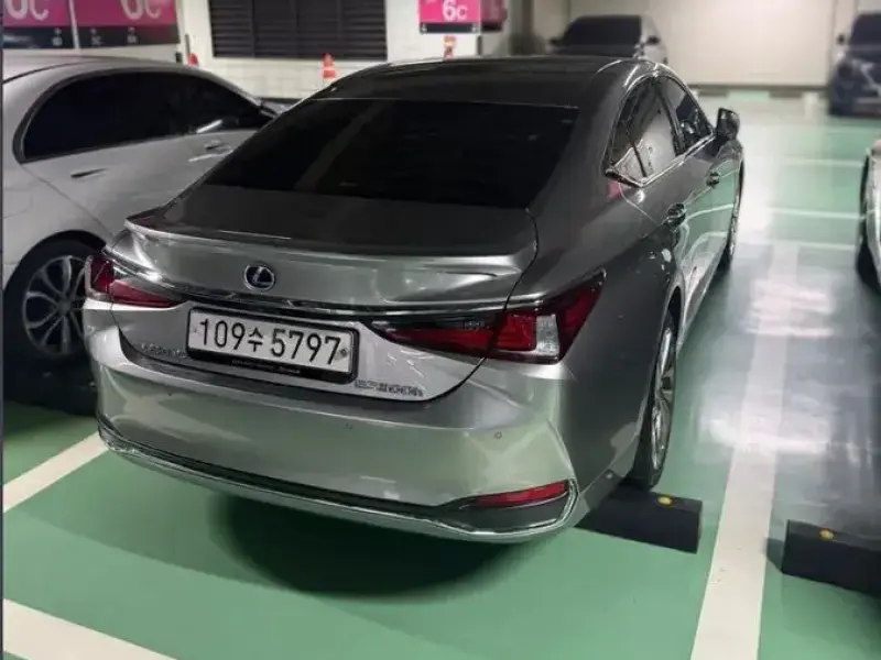 2022 Lexus ES с пробегом 25 000 км
