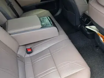 2024 Lexus ES с пробегом 15 700 км
