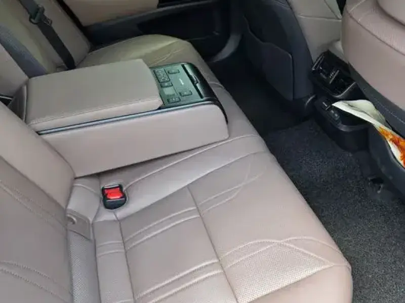 2024 Lexus ES с пробегом 15 700 км