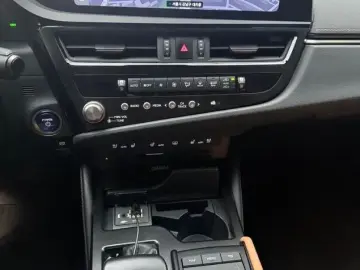 2022 Lexus ES с пробегом 25 000 км