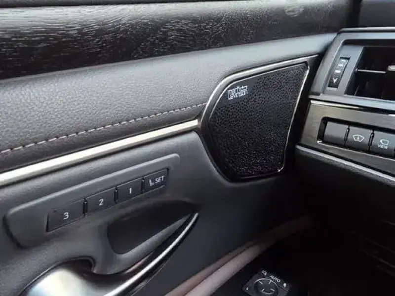 2024 Lexus ES с пробегом 15 700 км