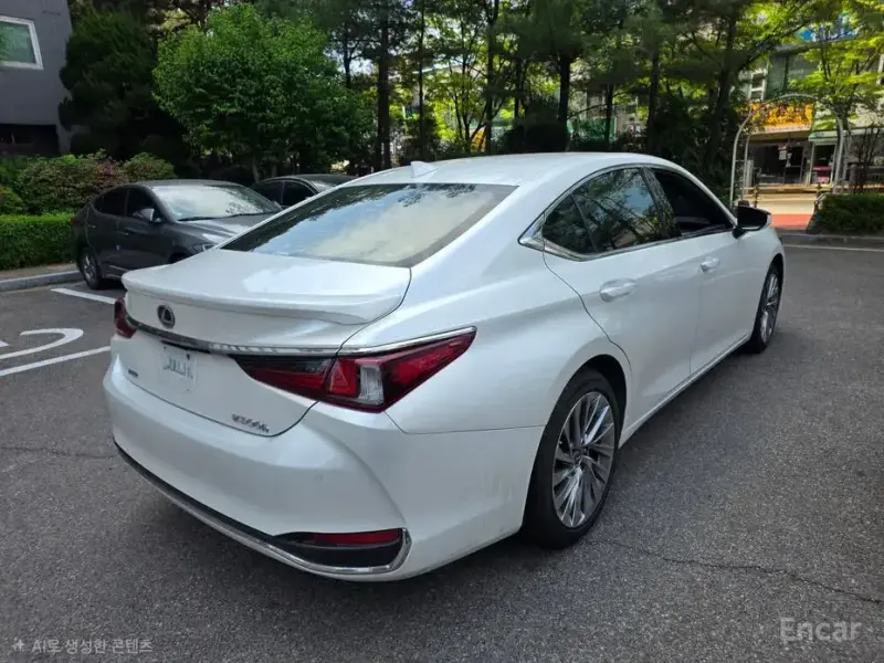 2024 Lexus ES с пробегом 15 700 км