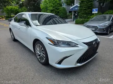 2024 Lexus ES с пробегом 15 700 км