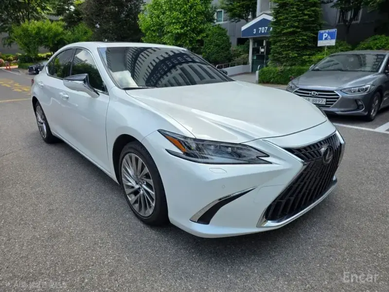2024 Lexus ES с пробегом 15 700 км