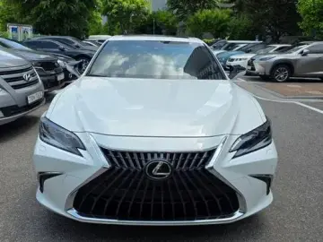 2024 Lexus ES с пробегом 15 700 км