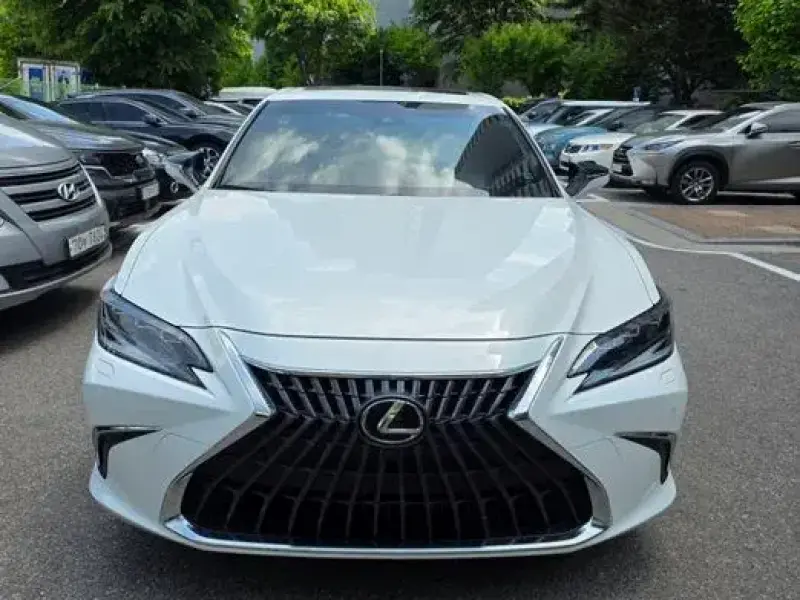 2024 Lexus ES с пробегом 15 700 км