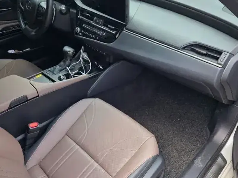 2024 Lexus ES с пробегом 15 700 км