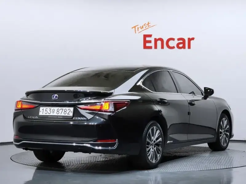2021 Lexus ES с пробегом 93 623 км
