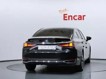 2021 Lexus ES с пробегом 93 623 км