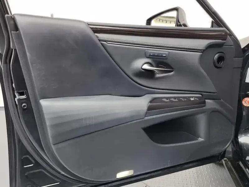 2021 Lexus ES с пробегом 93 623 км