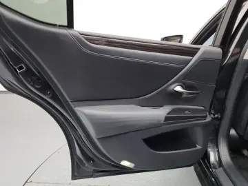 2021 Lexus ES с пробегом 93 623 км